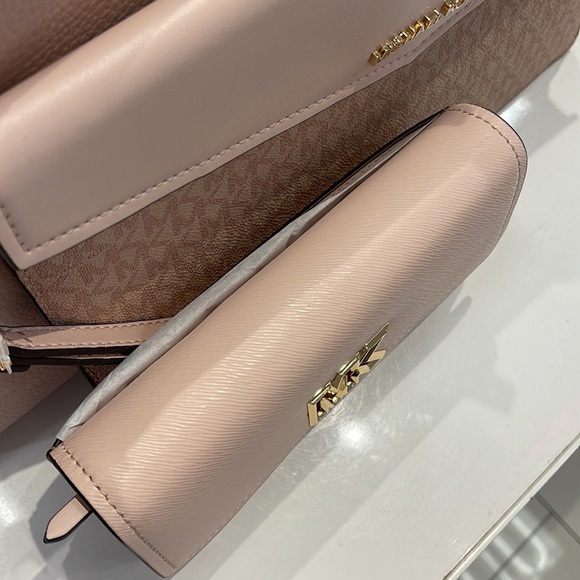 Michael Kors Mimi Large Saffiano Leather Bi-Fold Continental Wallet
Pawder Blush - Picture 8 of 16